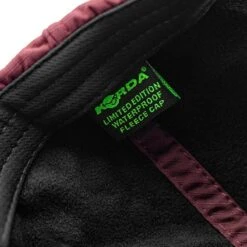 Korda LE Fleece Waterproof Cap Burgundy 5 Korda LE Fleece Waterproof Cap Burgundy -Eurotackle Verkoop 3745894Korda LE Fleece Waterproof Cap Burgundy 1